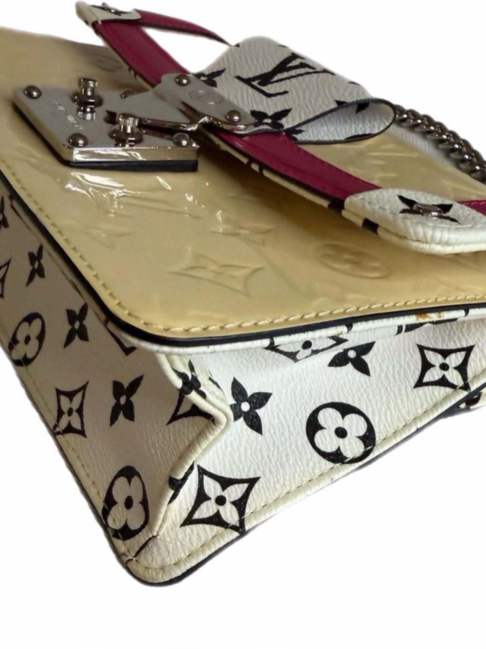 Authentic Louis Vuitton Crème Vernis LV Wynwood Crossbody Shoulder Bag - Picture 4 of 7